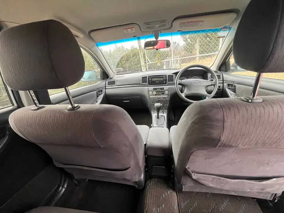 Front seats seen from the rear bench