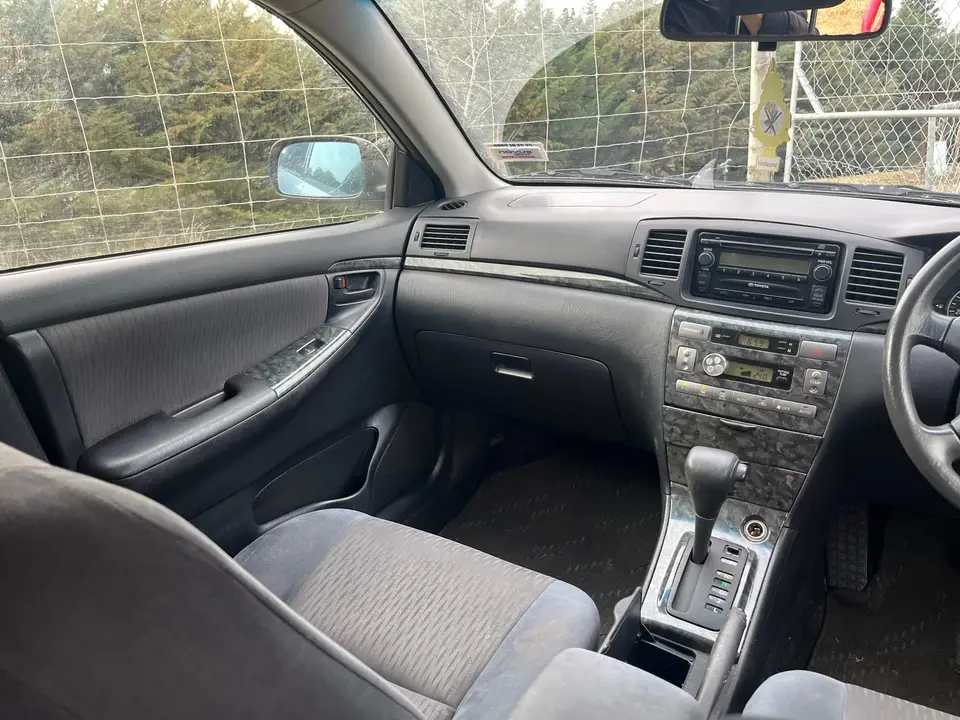 Centre console and dashboard seen from the passenger side