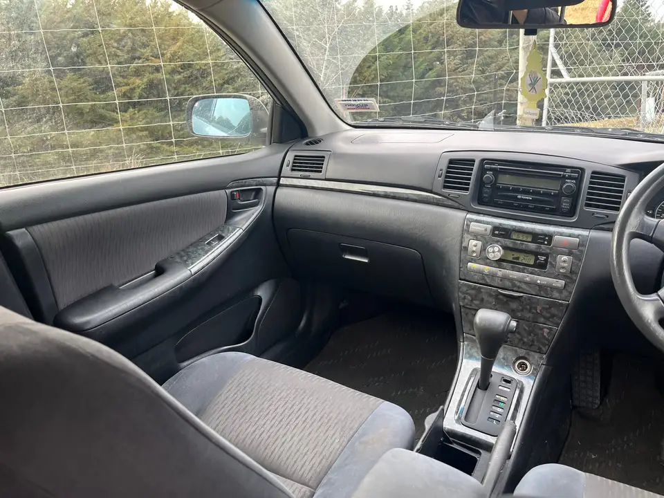 Centre console, gear selector and stereo from the passenger side